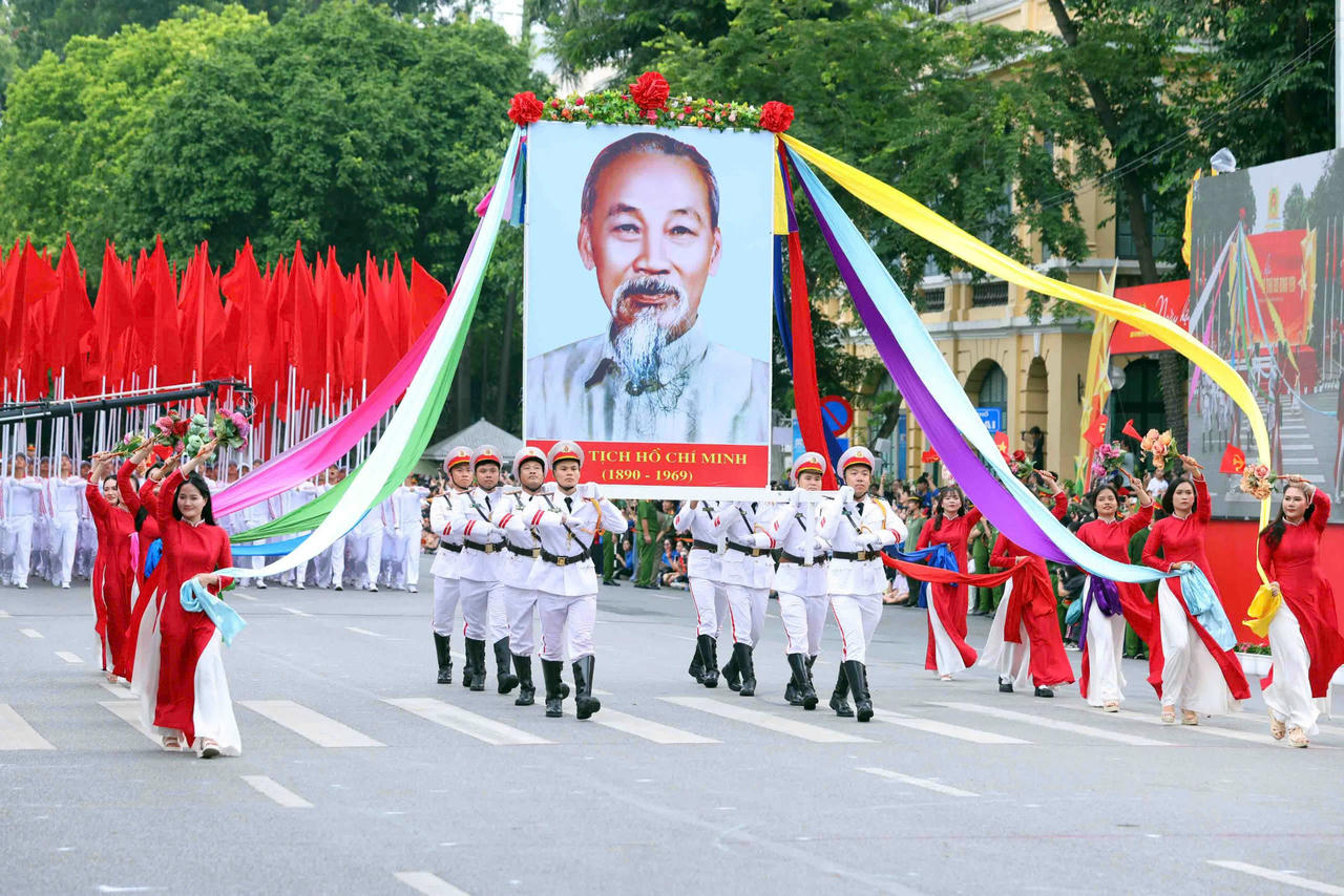 Dẫn đầu đo&agrave;n diễu h&agrave;nh l&agrave; khối rước ảnh Chủ tịch Hồ Ch&iacute; Minh.