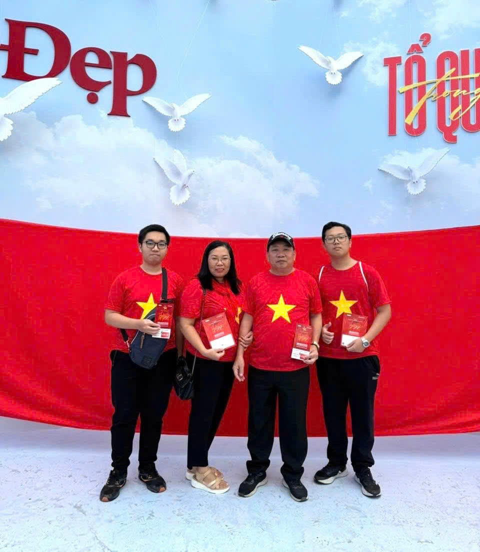 Nhiều gia đ&igrave;nh c&ugrave;ng diện &aacute;o cờ đỏ sao v&agrave;ng đến S&acirc;n vận động quốc gia Mỹ Đ&igrave;nh, h&ograve;a chung kh&ocirc;ng kh&iacute; h&aacute;o hức trước giờ diễn ra concert &ldquo;Tổ quốc trong tim&rdquo;. (Ảnh: HG)