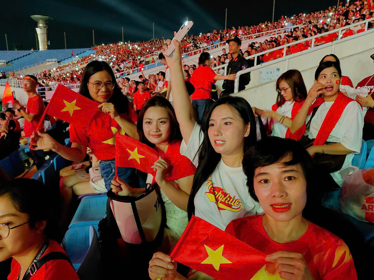 Hương Giang c&ugrave;ng bạn b&egrave; tới tham gia Concert - Tổ quốc trong tim. (Ảnh: NVCC)