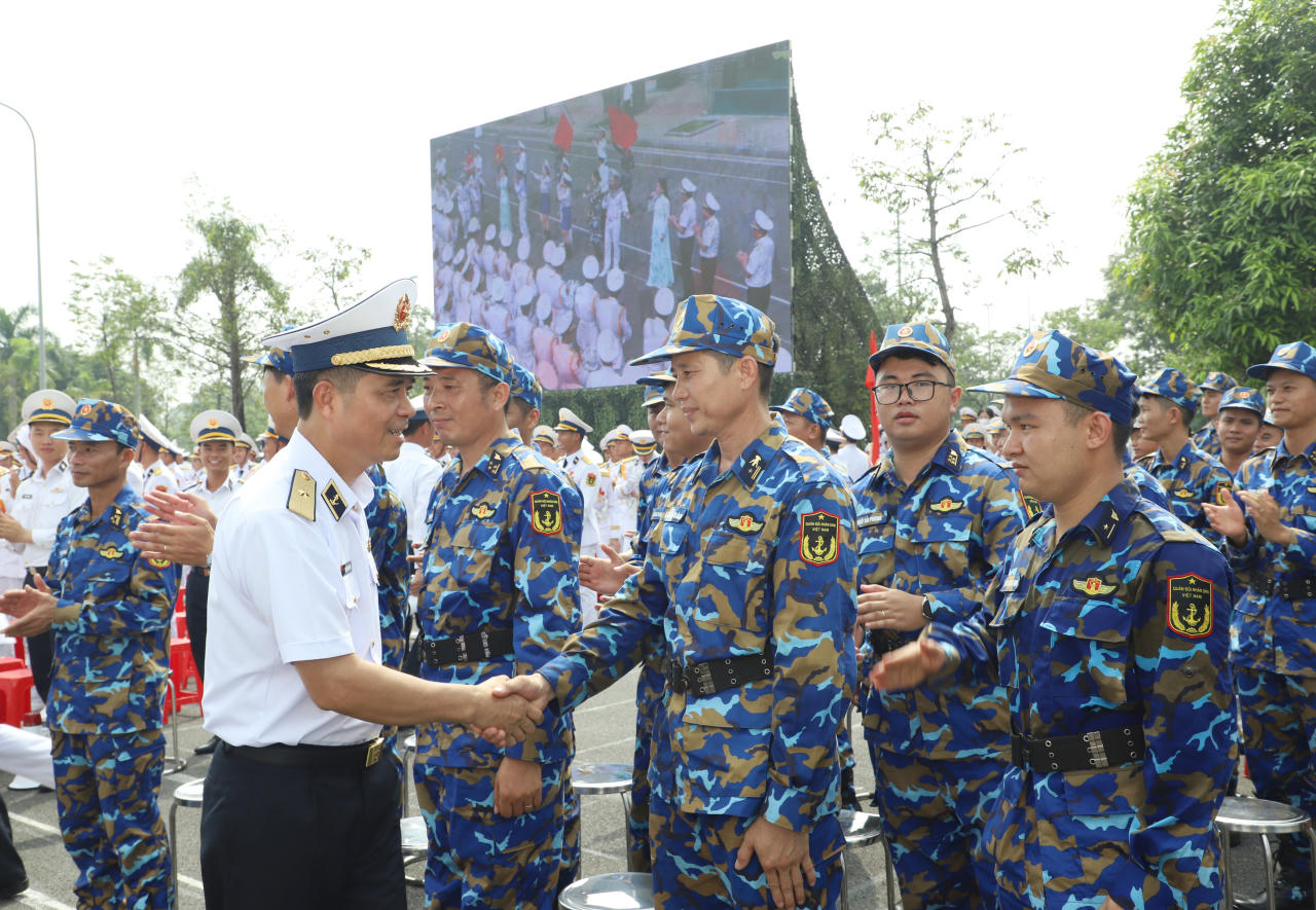 Thiếu tướng Nguyễn An Phong, Ch&iacute;nh ủy Hải qu&acirc;n thăm hỏi, động vi&ecirc;n c&aacute;c lực lượng.