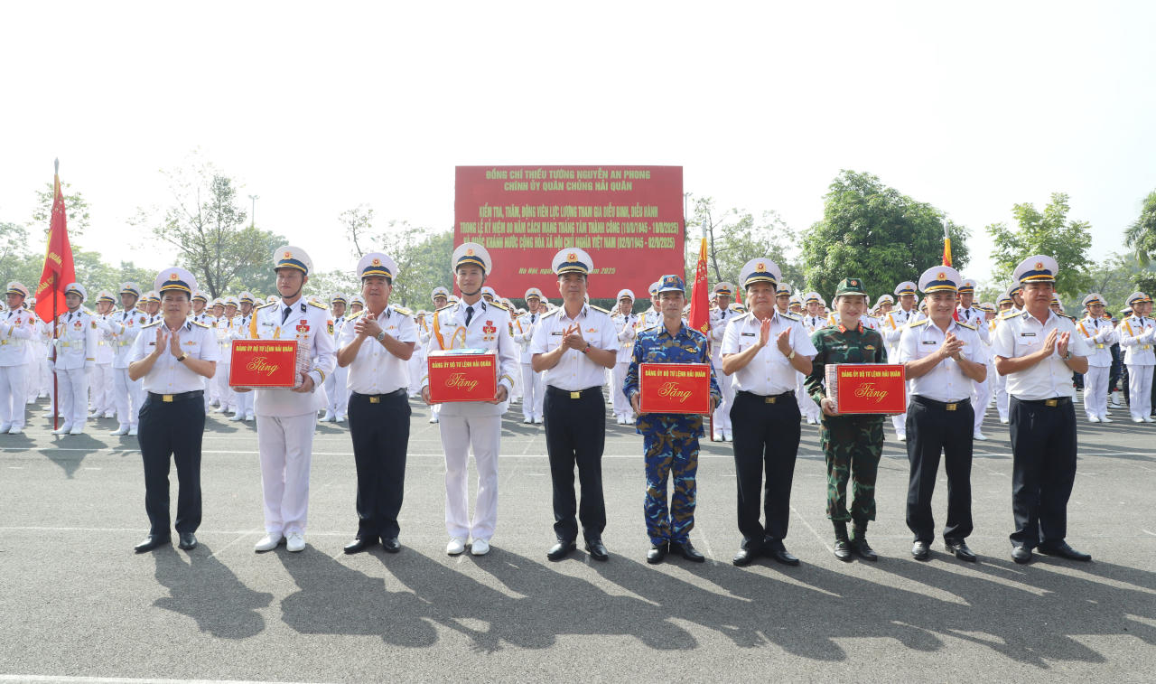Thủ trưởng Bộ Tư lệnh Hải qu&acirc;n tặng qu&agrave; cho lực lượng thực hiện nhiệm vụ A80.