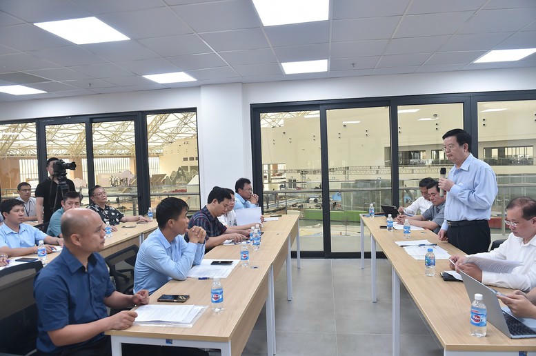 Ph&oacute; Thủ tướng y&ecirc;u cầu mọi kh&oacute; khăn, vướng mắc được giải quyết trực tiếp tại c&ocirc;ng trường - Ảnh: VGP.