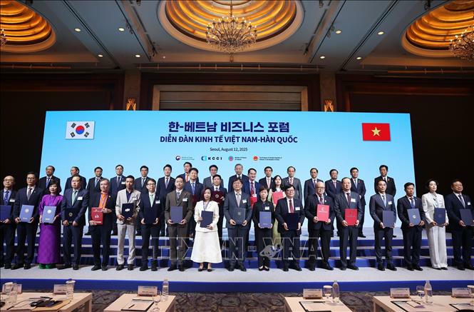 Tổng B&iacute; thư T&ocirc; L&acirc;m v&agrave; Thủ tướng H&agrave;n Quốc Kim Min Seok chứng kiến c&aacute;c đơn vị, doanh nghiệp trao thoả thuận hợp t&aacute;c. Ảnh: Thống Nhất/TTXVN