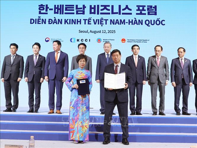 Tổng gi&aacute;m đốc TTXVN Vũ Việt Trang v&agrave; &ocirc;ng Hwang Dae-il, Chủ tịch H&atilde;ng th&ocirc;ng tấn Yonhap trao Thoả thuận hợp t&aacute;c nghiệp vụ trong giai đoạn mới. Ảnh: Thống Nhất/TTXVN