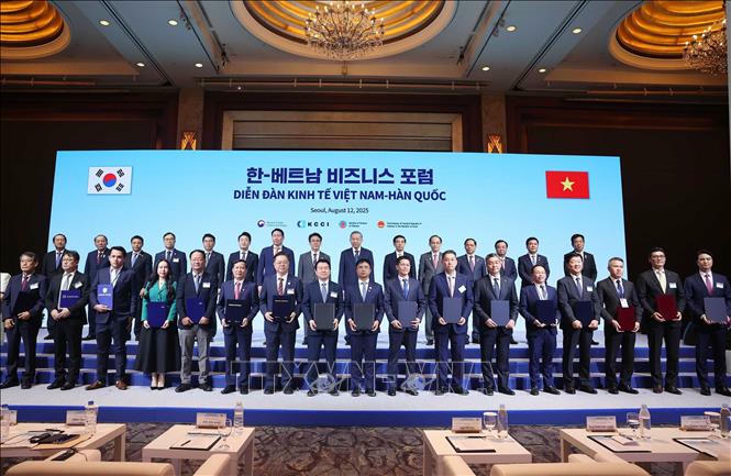 Tổng B&iacute; thư T&ocirc; L&acirc;m v&agrave; Thủ tướng H&agrave;n Quốc Kim Min Seok chứng kiến c&aacute;c đơn vị, doanh nghiệp trao thoả thuận hợp t&aacute;c.&nbsp;Ảnh: Thống Nhất/TTXVN