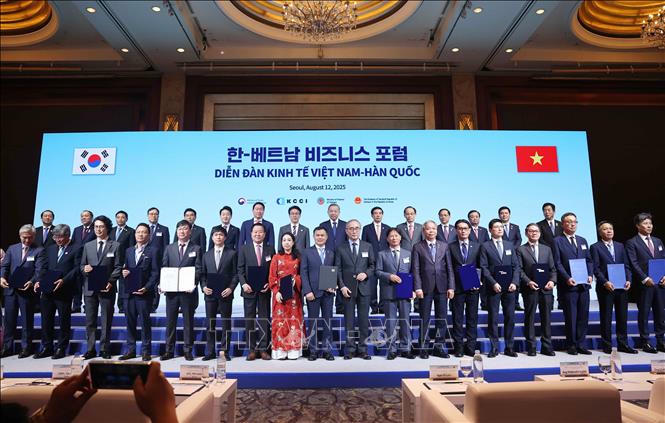 Tổng B&iacute; thư T&ocirc; L&acirc;m v&agrave; Thủ tướng H&agrave;n Quốc Kim Min Seok chứng kiến c&aacute;c đơn vị, doanh nghiệp trao thoả thuận hợp t&aacute;c. Ảnh: Thống Nhất/TTXVN
