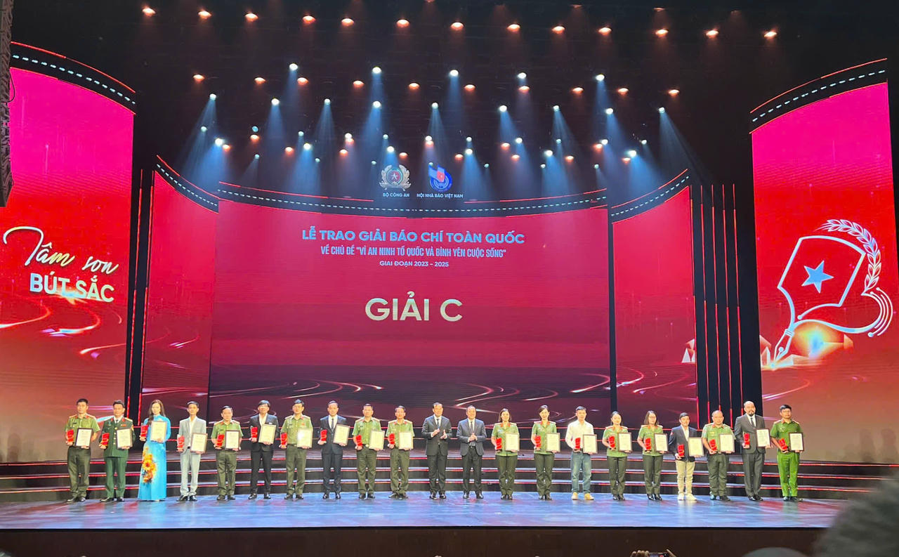 Ph&oacute;ng vi&ecirc;n B&aacute;o Ph&aacute;p luật Việt Nam v&agrave; c&aacute;c t&aacute;c giả, đại diện nh&oacute;m t&aacute;c giả nhận giải C Giải b&aacute;o ch&iacute; to&agrave;n quốc