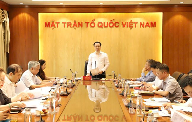 &Ocirc;ng Vũ Văn Tiến, Ủy vi&ecirc;n Đo&agrave;n Chủ tịch, Trưởng Ban Tuy&ecirc;n gi&aacute;o Ủy ban Trung ương MTTQ Việt Nam ph&aacute;t biểu tại cuộc l&agrave;m việc (Ảnh: Tạp ch&iacute; Mặt trận)