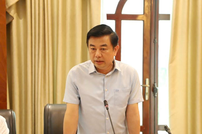 Th&agrave;nh vi&ecirc;n Hội đồng thảo luận tại cuộc họp  (Ảnh: Tạp ch&iacute; Mặt trận)