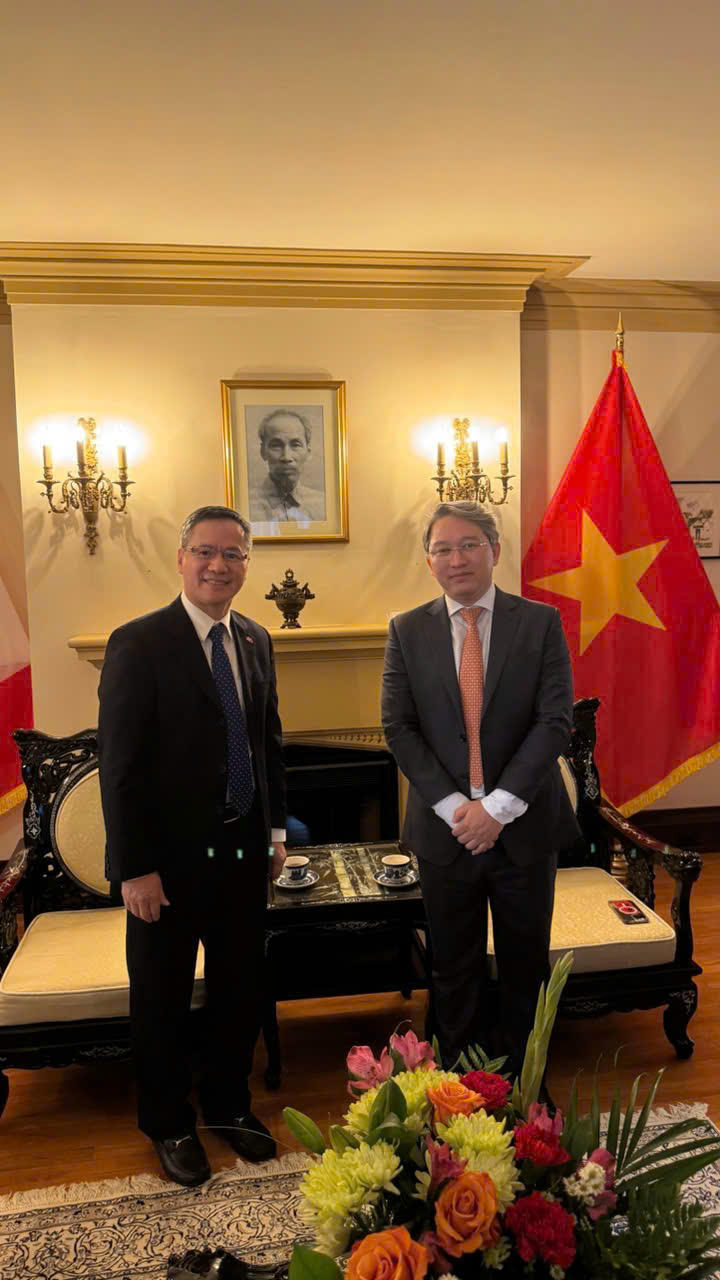 Bộ trưởng Nguyễn Hải Ninh l&agrave;m việc với Đại sứ qu&aacute;n Việt Nam tại Canada.
