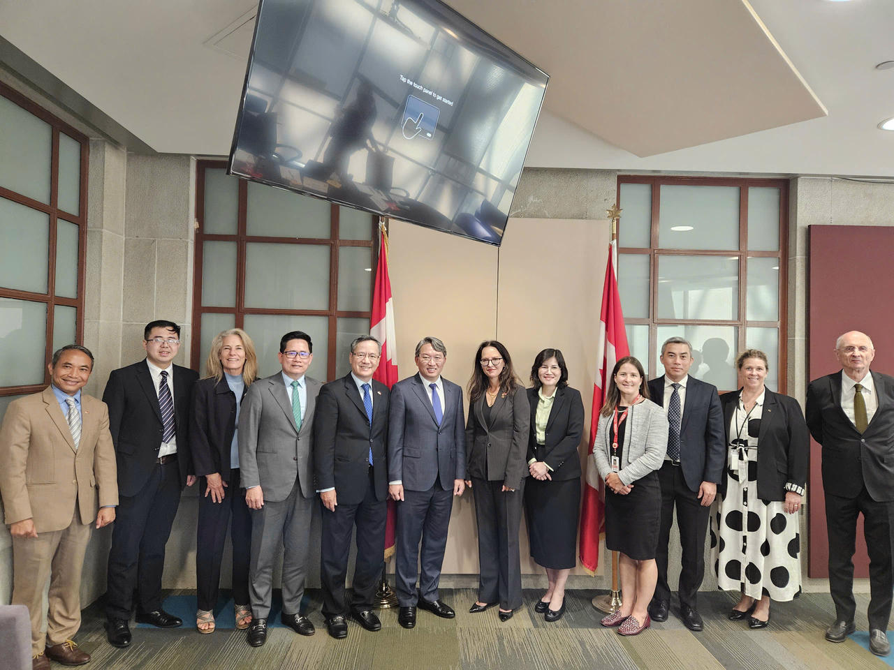 Bộ trưởng Nguyễn Hải Ninh hội đ&agrave;m với Thứ trưởng Bộ Tư ph&aacute;p Canada