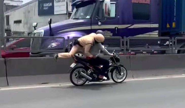 Truy tố nam thanh niên điều khiển xe máy bỏ chạy, buộc cảnh sát giao thông liều mình bám yên xe đuổi theo