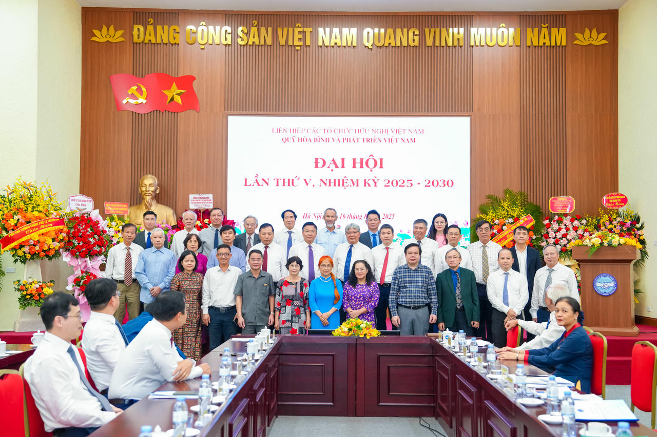 Ban Chấp h&agrave;nh nhiệm kỳ V Hội đồng H&ograve;a b&igrave;nh v&agrave; Ph&aacute;t triển Việt Nam ra mắt.