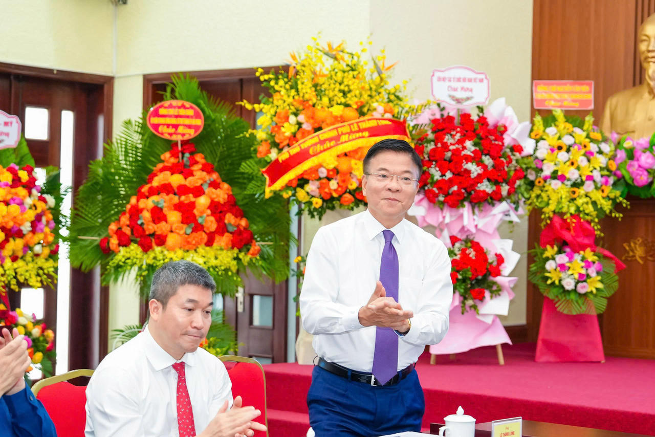 Ph&oacute; Thủ tướng L&ecirc; Th&agrave;nh Long ch&uacute;c mừng Đại hội th&agrave;nh c&ocirc;ng.