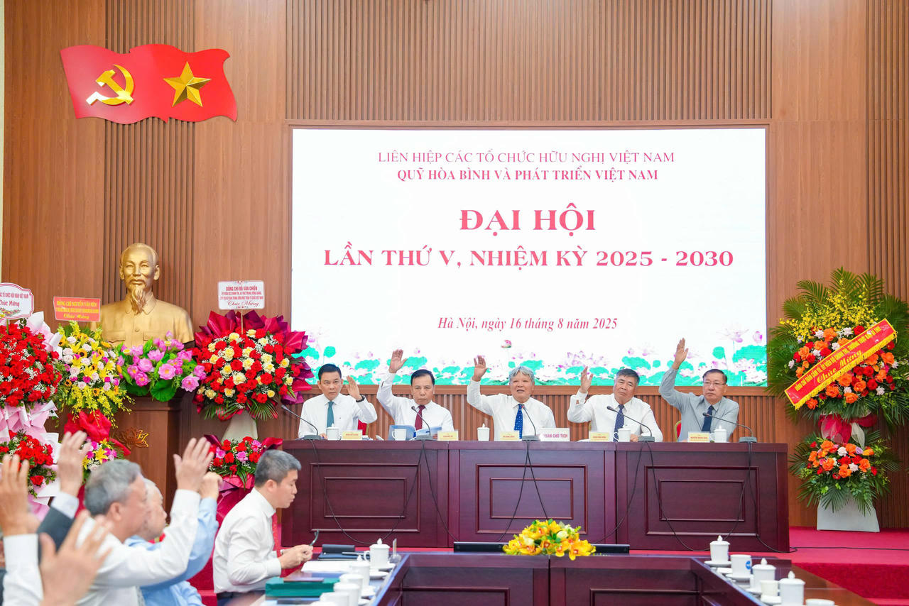 C&aacute;c đại biểu t&aacute;n th&agrave;nh đổi t&ecirc;n Quỹ H&ograve;a b&igrave;nh v&agrave; Ph&aacute;t triển Việt Nam th&agrave;nh Hội đồng H&ograve;a b&igrave;nh v&agrave; Ph&aacute;t triển Việt Nam.