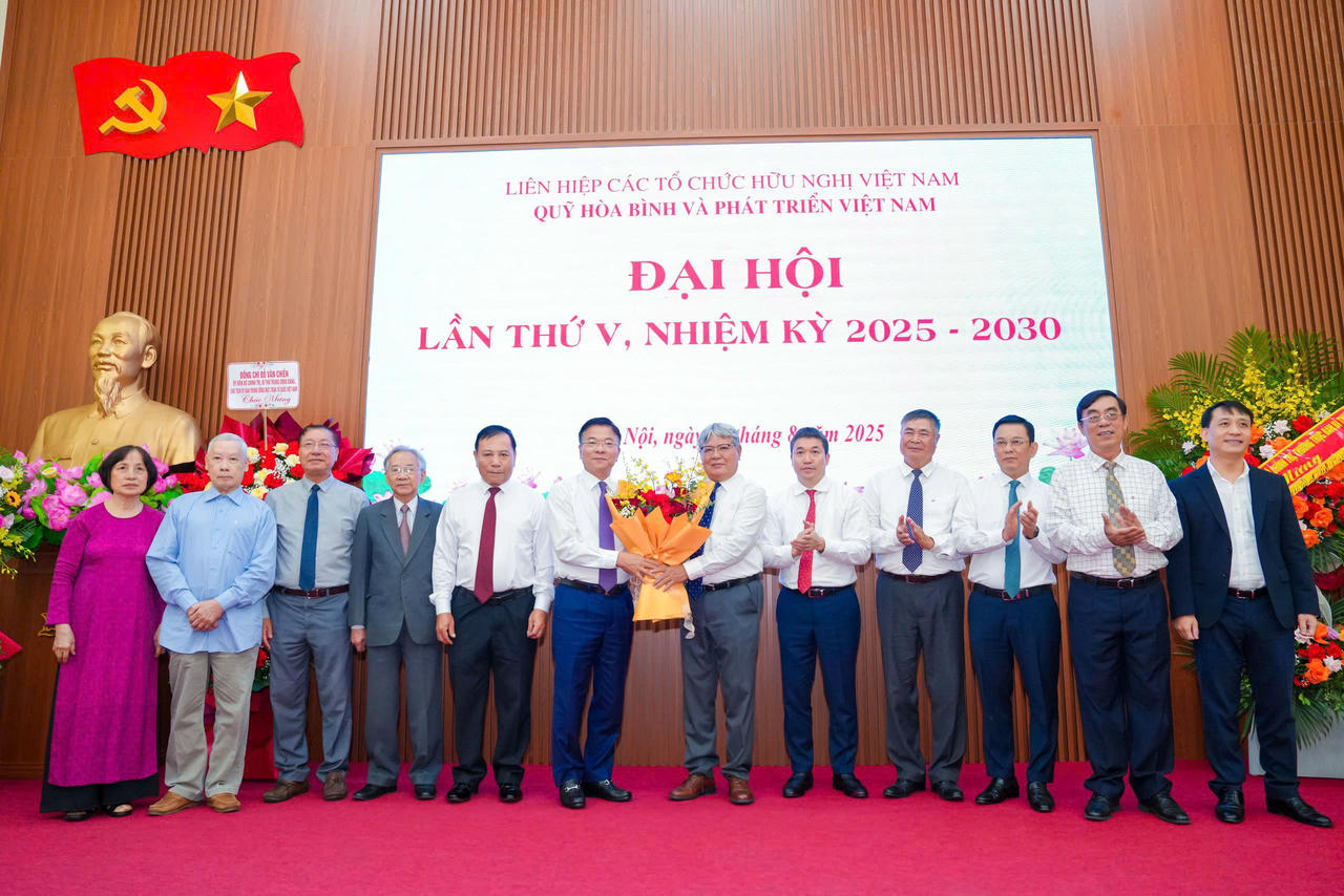 Ph&oacute; Thủ tướng L&ecirc; Th&agrave;nh Long tặng hoa ch&uacute;c mừng Ban Thường vụ Hội đồng.