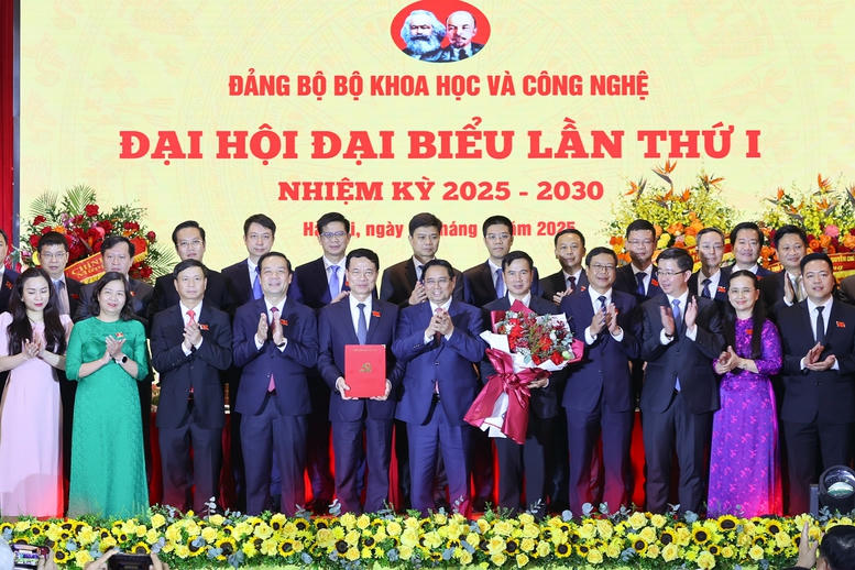 Thủ tướng đề nghị mỗi c&aacute;n bộ trong lĩnh vực n&agrave;y phải l&agrave; chiến sĩ ti&ecirc;n phong, người dẫn dắt, đi đầu, d&aacute;m hy sinh trong việc ph&aacute;t triển, ứng dụng KHCN, đổi mới s&aacute;ng tạo, chuyển đổi số - Ảnh: VGP/Nhật Bắc