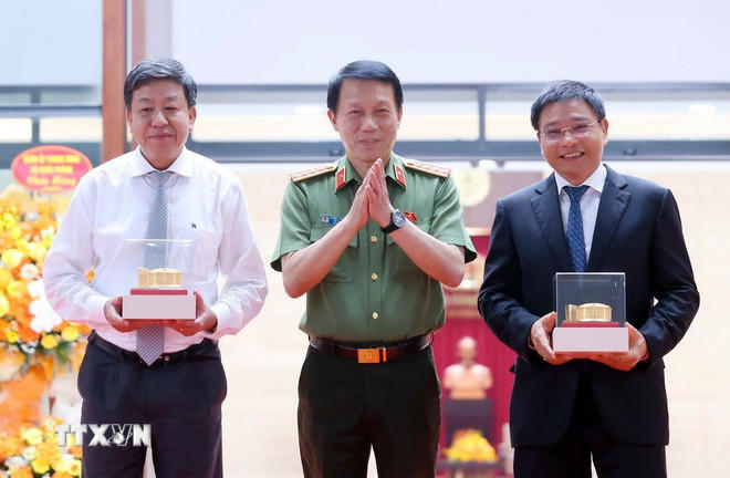 Đại tướng Lương Tam Quang, Bộ trưởng Bộ C&ocirc;ng an tặng qu&agrave; cho c&aacute;c đơn vị c&oacute; nhiều hỗ trợ, phối hợp x&acirc;y dựng Trụ sở Bộ C&ocirc;ng an. (Ảnh: Phạm Ki&ecirc;n/TTXVN)