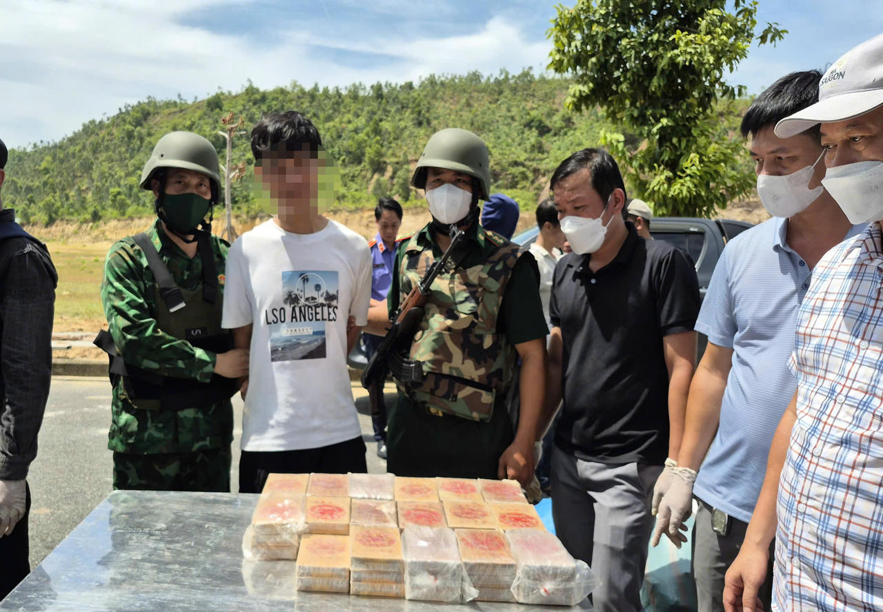 Đối tượng c&ugrave;ng tang vật.