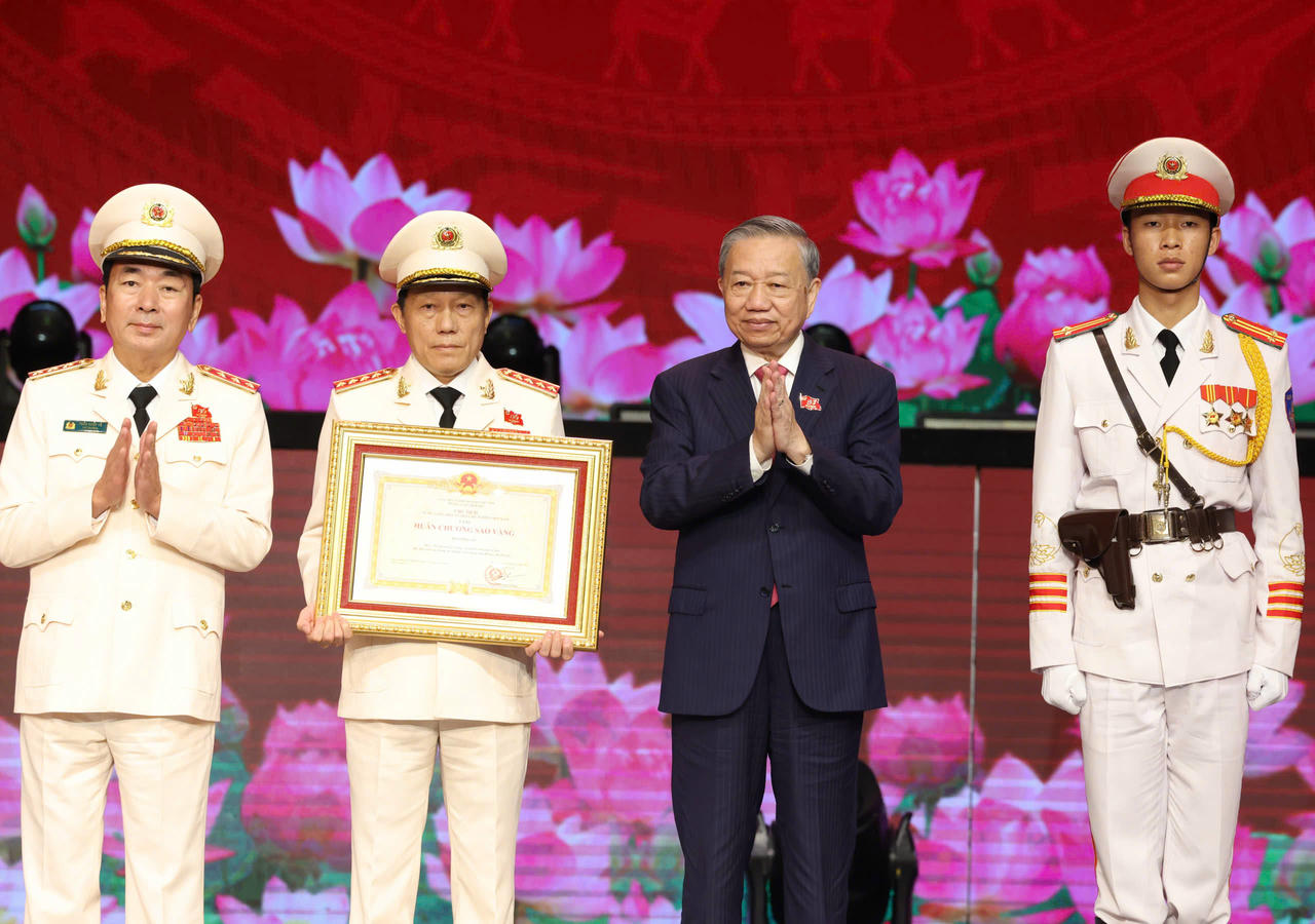 Tổng B&iacute; thư trao tặng Hu&acirc;n chương Sao v&agrave;ng lần thứ V cho lực lượng C&ocirc;ng an nh&acirc;n d&acirc;n.