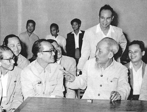 Hồ Chủ tịch n&oacute;i chuyện với c&aacute;c đại biểu tr&iacute; thức dự Hội nghị ch&iacute;nh trị đặc biệt. (Ảnh: TL)