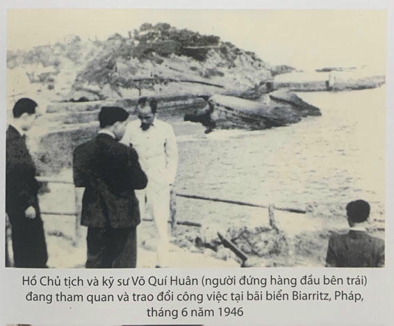 Hồ Chủ tịch v&agrave; kỹ sư V&otilde; Qu&yacute; Hu&acirc;n (b&ecirc;n tr&aacute;i) đang tham quan v&agrave; trao đổi c&ocirc;ng việc tại b&atilde;i biển Biarritz, Ph&aacute;p, th&aacute;ng 6/1946. (Ảnh: TL)