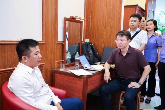 Gi&aacute;m đốc C&ocirc;ng an tỉnh Ph&uacute; Thọ lấy lời khai Nguyễn Ch&aacute;nh Đ&aacute;ng  (ngo&agrave;i c&ugrave;ng b&ecirc;n tr&aacute;i).