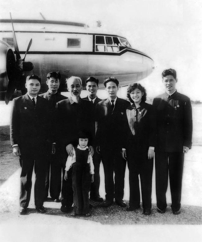 B&aacute;c Hồ chụp ảnh với tổ bay IL-14 sau chuyến thăm v&agrave; l&agrave;m việc tại Trung Quốc, vừa trở về s&acirc;n bay Gia L&acirc;m năm 1962 (Ảnh: Cục H&agrave;ng kh&ocirc;ng Việt Nam).