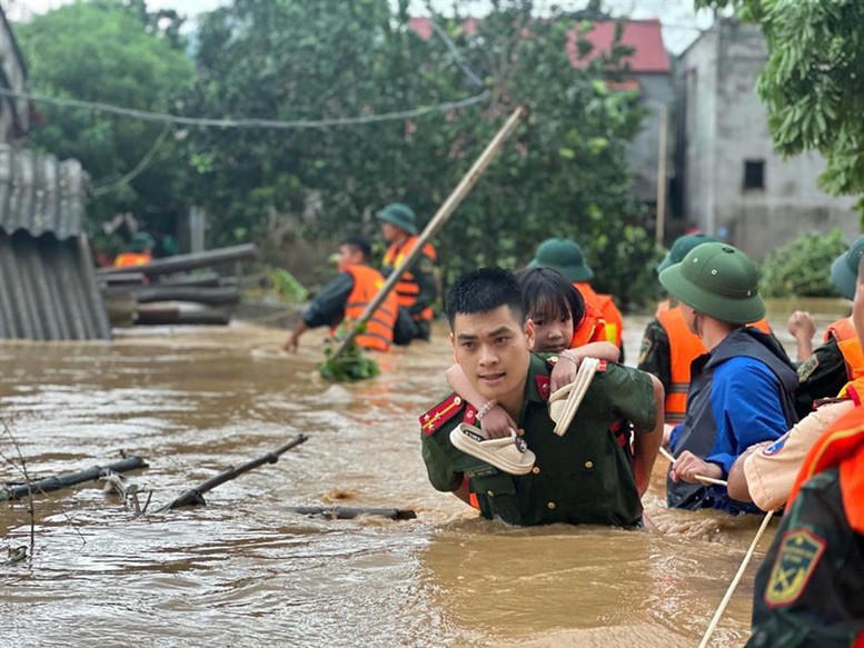 C&aacute;c chiến sĩ c&ocirc;ng an hỗ trợ người d&acirc;n xuy&ecirc;n ng&agrave;y, trắng đ&ecirc;m di chuyển người v&agrave; t&agrave;i sản đến v&ugrave;ng an to&agrave;n
