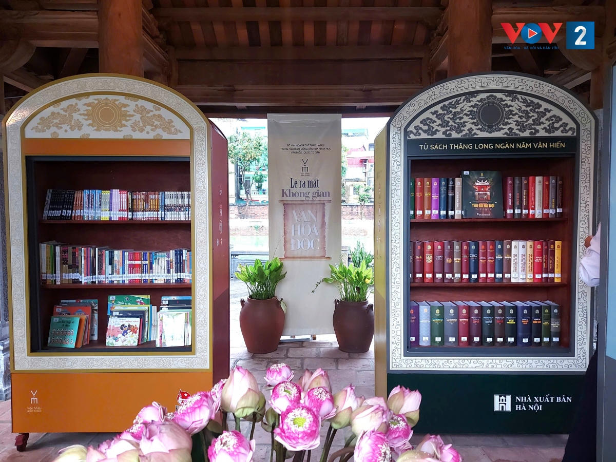 Những tủ s&aacute;ch được thiết kế như những tấm bia Tiến sĩ tại khu Vườn bia (Văn Miếu - Quốc Tử Gi&aacute;m). (Ảnh Thanh Huyền)