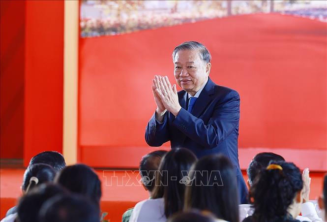 Tổng B&iacute; thư T&ocirc; L&acirc;m dự Lễ kh&aacute;nh th&agrave;nh Trung t&acirc;m Triển l&atilde;m Việt Nam. Ảnh: TTXVN