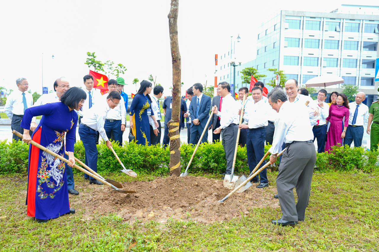 Ph&oacute; Thủ tướng v&agrave; c&aacute;c đại biểu trồng c&acirc;y lưu niệm.