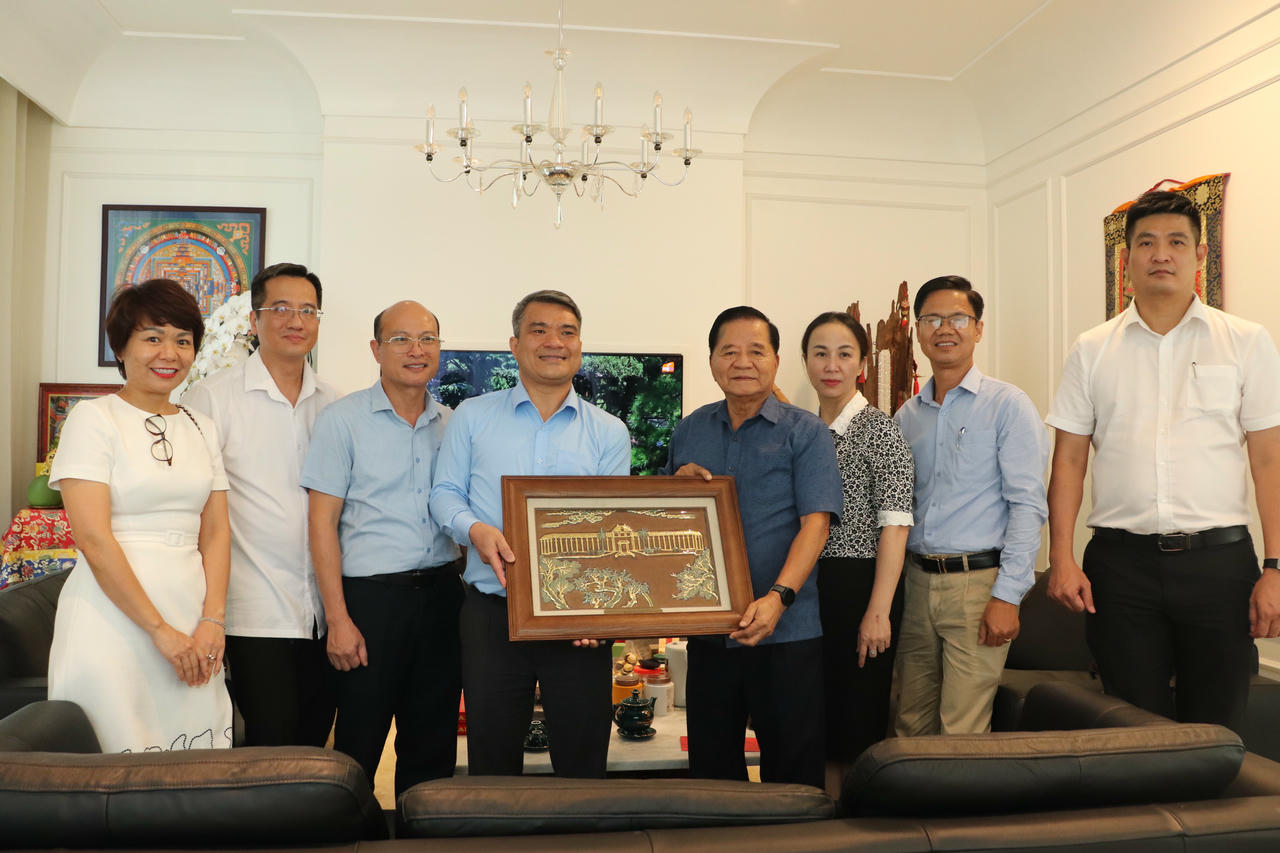 Thứ trưởng Nguyễn Thanh T&uacute; c&ugrave;ng đo&agrave;n thăm, tặng qu&agrave; lưu niệm cho gia đ&igrave;nh Nguy&ecirc;n Thứ trưởng Nguyễn Ngọc Hiến