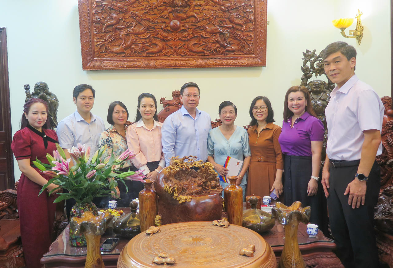 Thứ trưởng Nguyễn Thanh Ngọc c&ugrave;ng đo&agrave;n thăm, tặng qu&agrave; lưu niệm cho gia đ&igrave;nh Cố Thứ trưởng Nguyễn Văn Sản