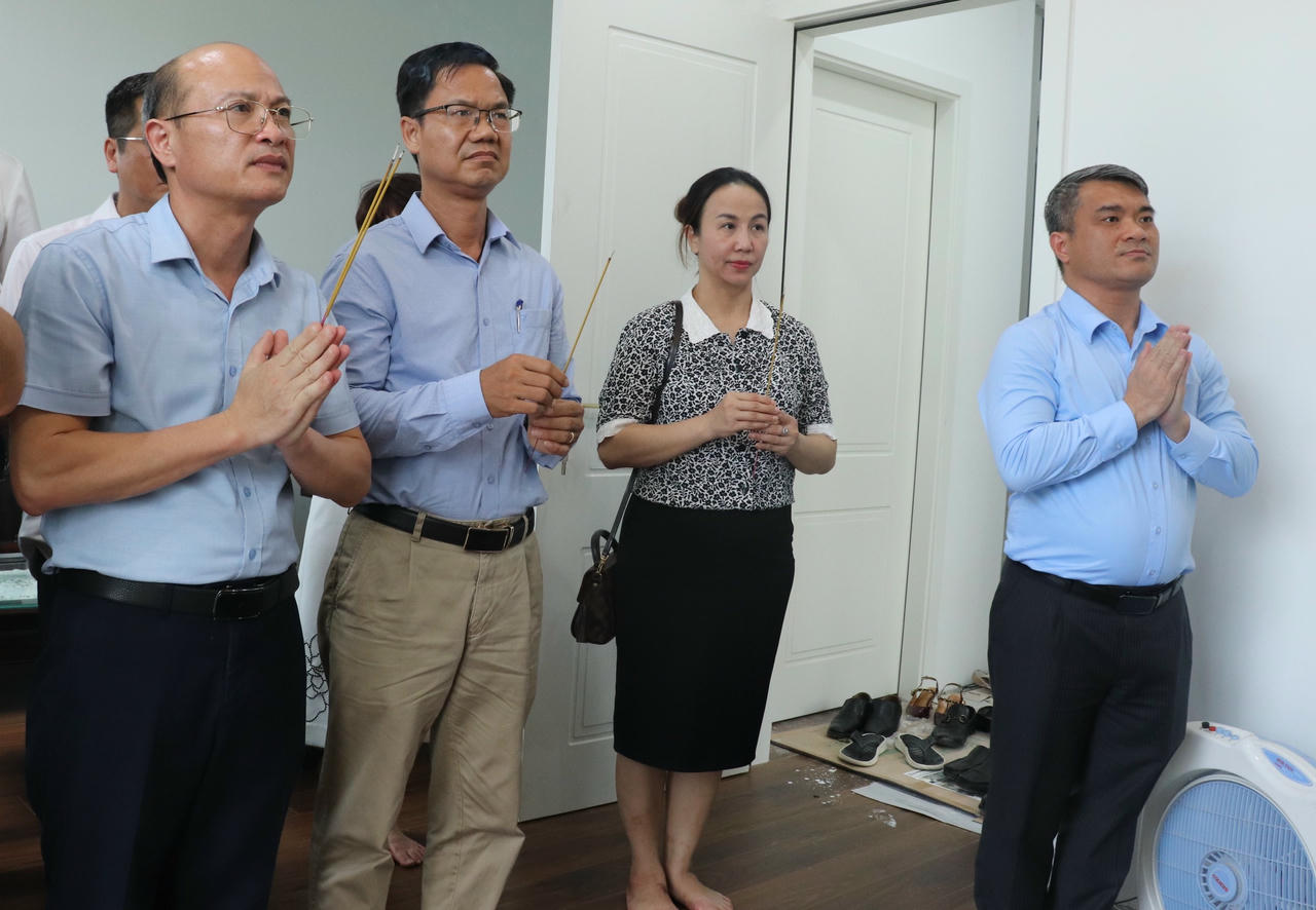 Thứ trưởng Nguyễn Thanh T&uacute; c&ugrave;ng đo&agrave;n thăm, tặng qu&agrave; lưu niệm cho gia đ&igrave;nh Cố Bộ trưởng Nguyễn Đ&igrave;nh Lộc.