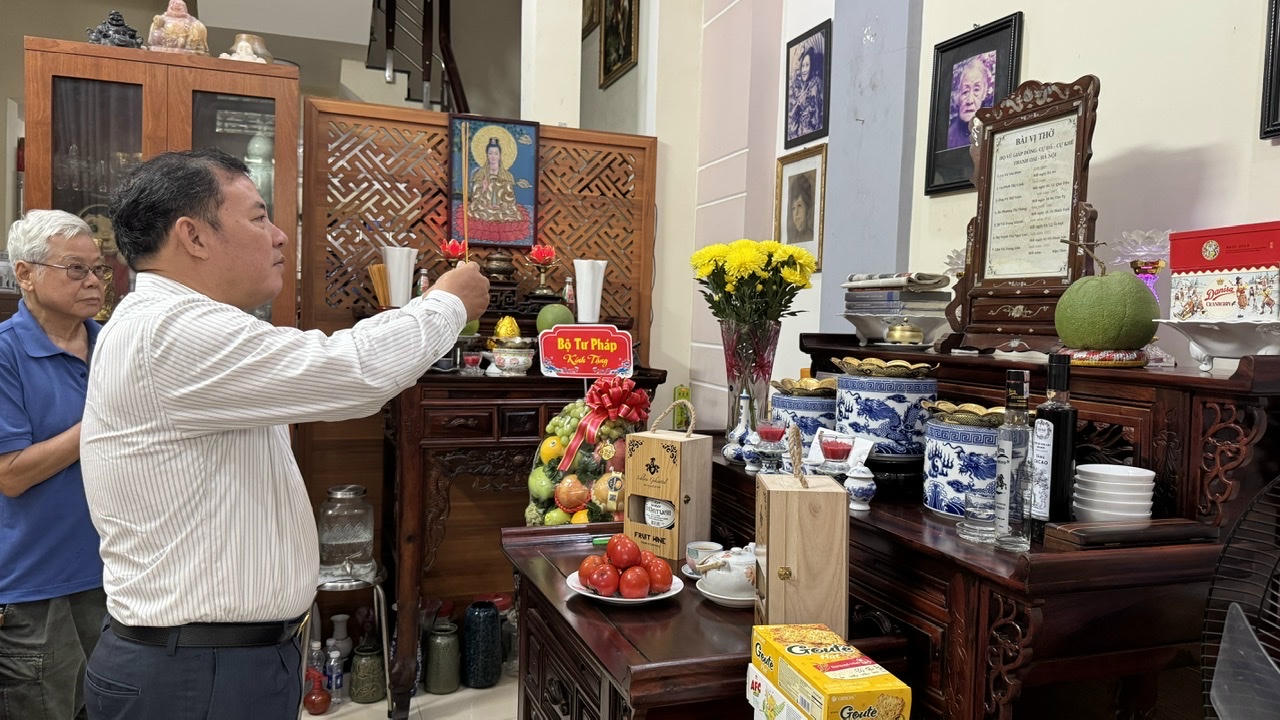 Ph&oacute; Ch&aacute;nh Văn ph&ograve;ng Bộ Nguyễn Thanh B&igrave;nh thăm, tặng qu&agrave; gia đ&igrave;nh cố Bộ trưởng Vũ Trọng Kh&aacute;nh