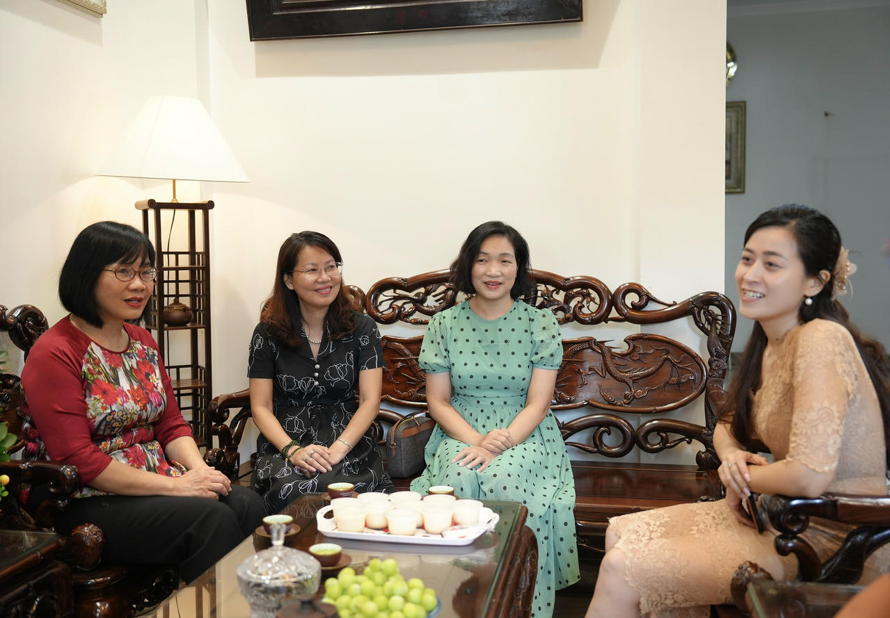 Thứ trưởng Đặng Ho&agrave;ng Oanh c&ugrave;ng đo&agrave;n thăm, tặng qu&agrave; lưu niệm cho gia đ&igrave;nh Cố Thứ trưởng Trần Đ&ocirc;ng.