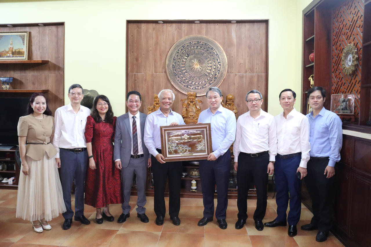 Bộ trưởng Nguyễn Hải Ninh c&ugrave;ng đo&agrave;n thăm, tặng qu&agrave; lưu niệm cho gia đ&igrave;nh Nguy&ecirc;n Bộ trưởng U&ocirc;ng Chu Lưu.