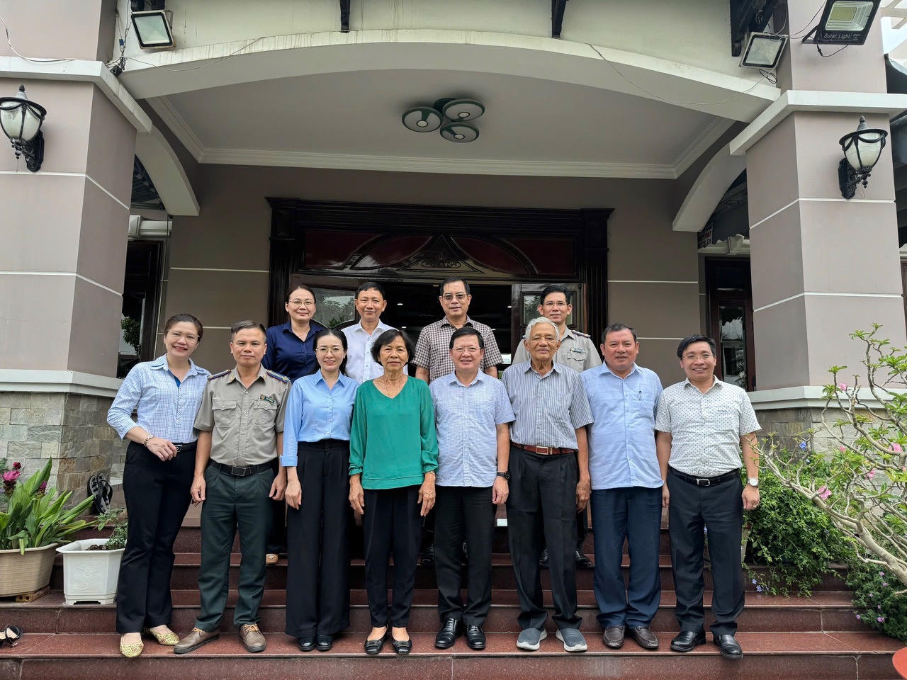 Thứ trưởng Mai Lương Kh&ocirc;i c&ugrave;ng đo&agrave;n thăm, tặng qu&agrave; lưu niệm cho gia đ&igrave;nh Nguy&ecirc;n Thứ trưởng L&ecirc; Thị Thu Ba.