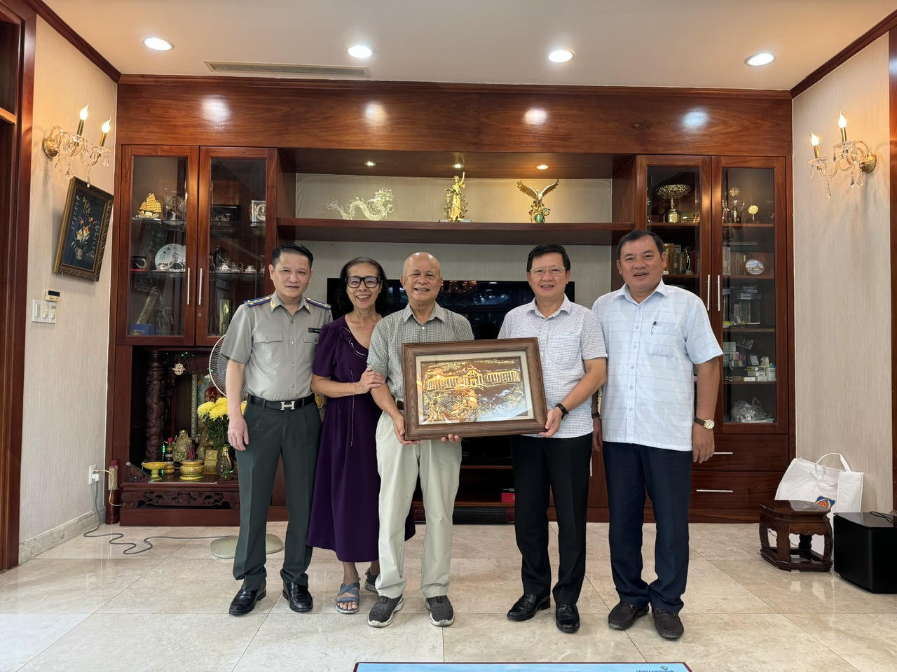 Thứ trưởng Mai Lương Kh&ocirc;i c&ugrave;ng đo&agrave;n thăm, tặng qu&agrave; lưu niệm cho gia đ&igrave;nh Nguy&ecirc;n Thứ trưởng Nguyễn Đức Ch&iacute;nh.