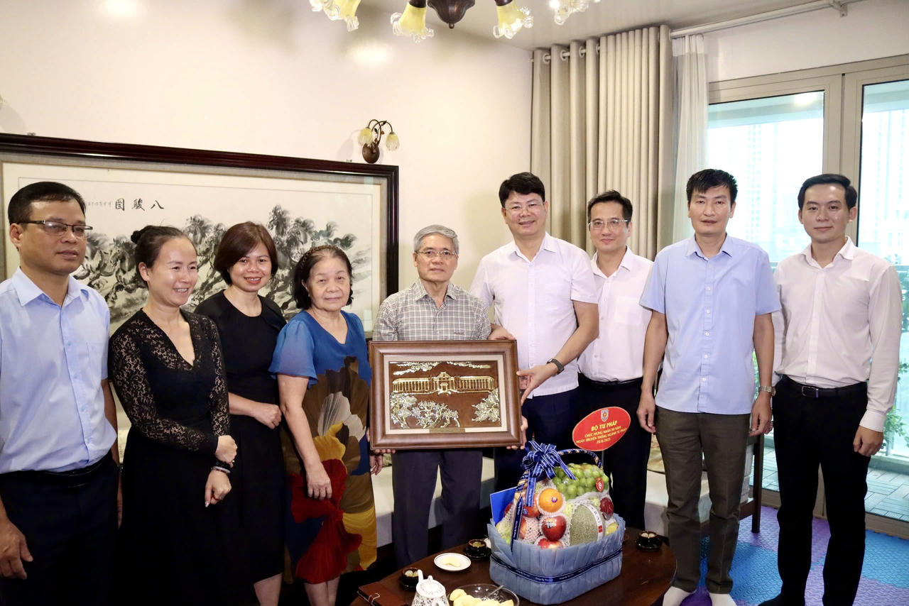 Thứ trưởng Nguyễn Thanh Tịnh c&ugrave;ng đo&agrave;n thăm, tặng qu&agrave; lưu niệm cho gia đ&igrave;nh Nguy&ecirc;n Thứ trưởng Đinh Trung Tụng