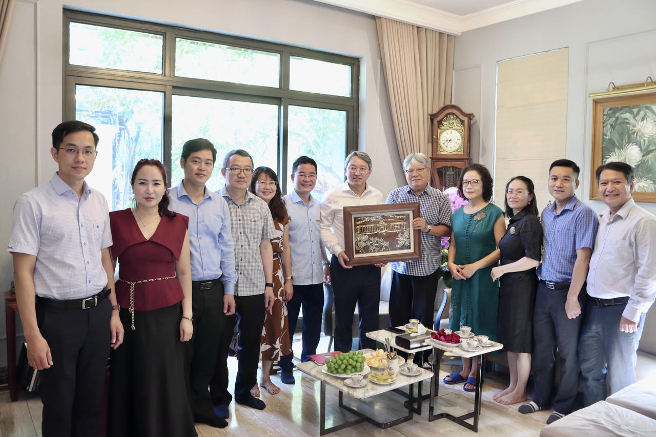 Bộ trưởng Nguyễn Hải Ninh c&ugrave;ng đo&agrave;n thăm, tặng qu&agrave; lưu niệm cho gia đ&igrave;nh Nguy&ecirc;n Bộ trưởng H&agrave; H&ugrave;ng Cường