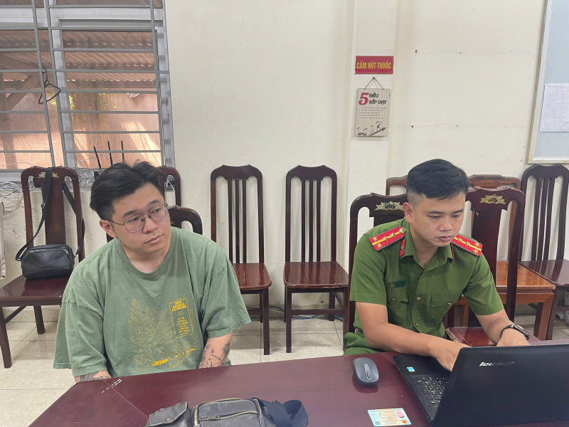 Đặng Ch&iacute; Th&agrave;nh tại cơ quan c&ocirc;ng an