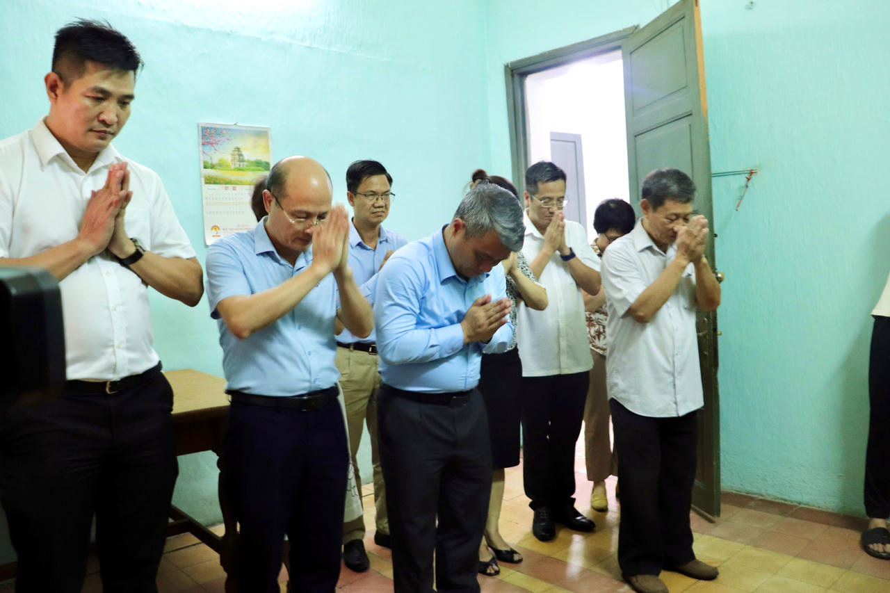 Thứ trưởng Nguyễn Thanh T&uacute; c&ugrave;ng đo&agrave;n thăm, tặng qu&agrave; lưu niệm cho gia đ&igrave;nh Cố Bộ trưởng Phan Hiền