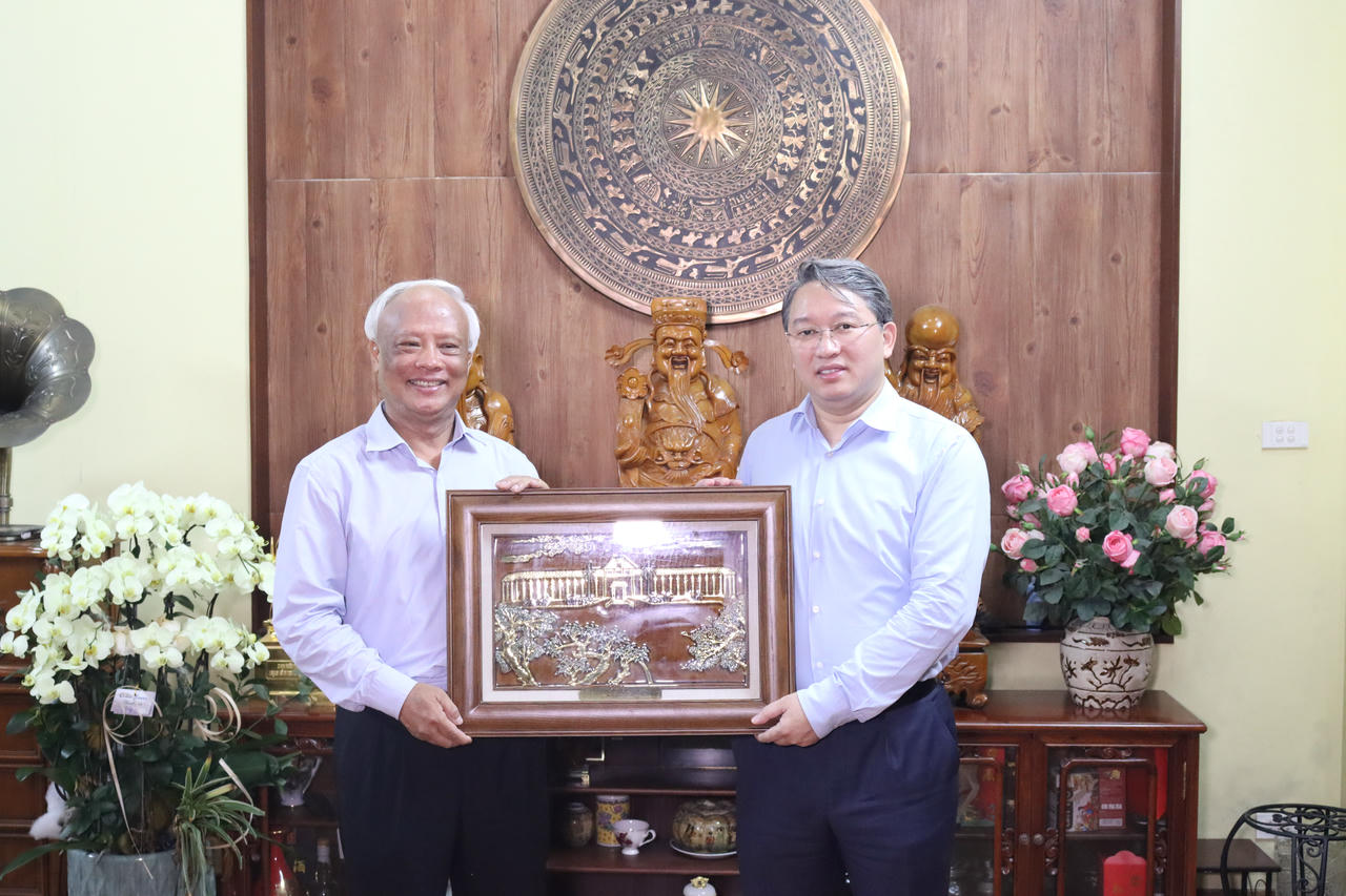 Thăm hỏi, tri ân nguyên lãnh đạo Bộ nhân dịp 80 năm Ngày truyền thống ngành Tư pháp