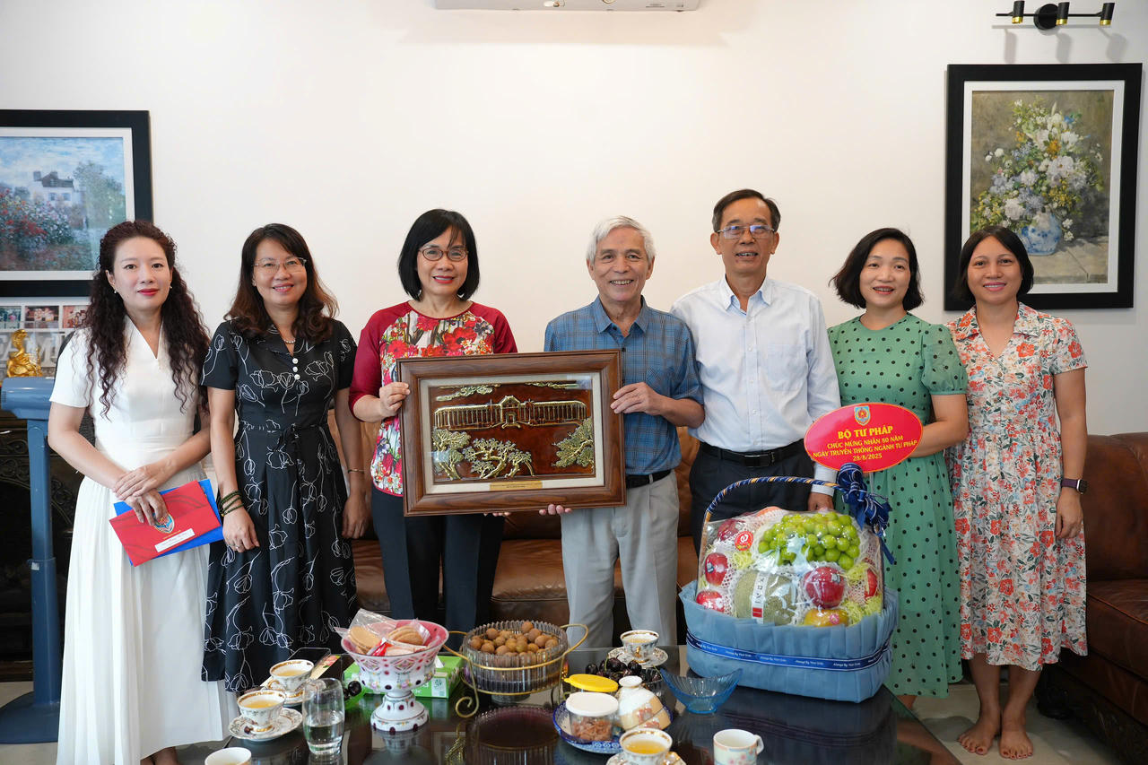 Thứ trưởng Đặng Ho&agrave;ng Oanh c&ugrave;ng đo&agrave;n thăm, tặng qu&agrave; lưu niệm cho gia đ&igrave;nh Nguy&ecirc;n Thứ trưởng Ho&agrave;ng Thế Li&ecirc;n