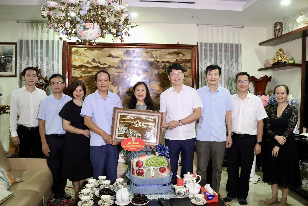 Thứ trưởng Nguyễn Thanh Tịnh c&ugrave;ng đo&agrave;n thăm, tặng qu&agrave; lưu niệm cho gia đ&igrave;nh Nguy&ecirc;n Thứ trưởng Nguyễn Thu&yacute; Hiền