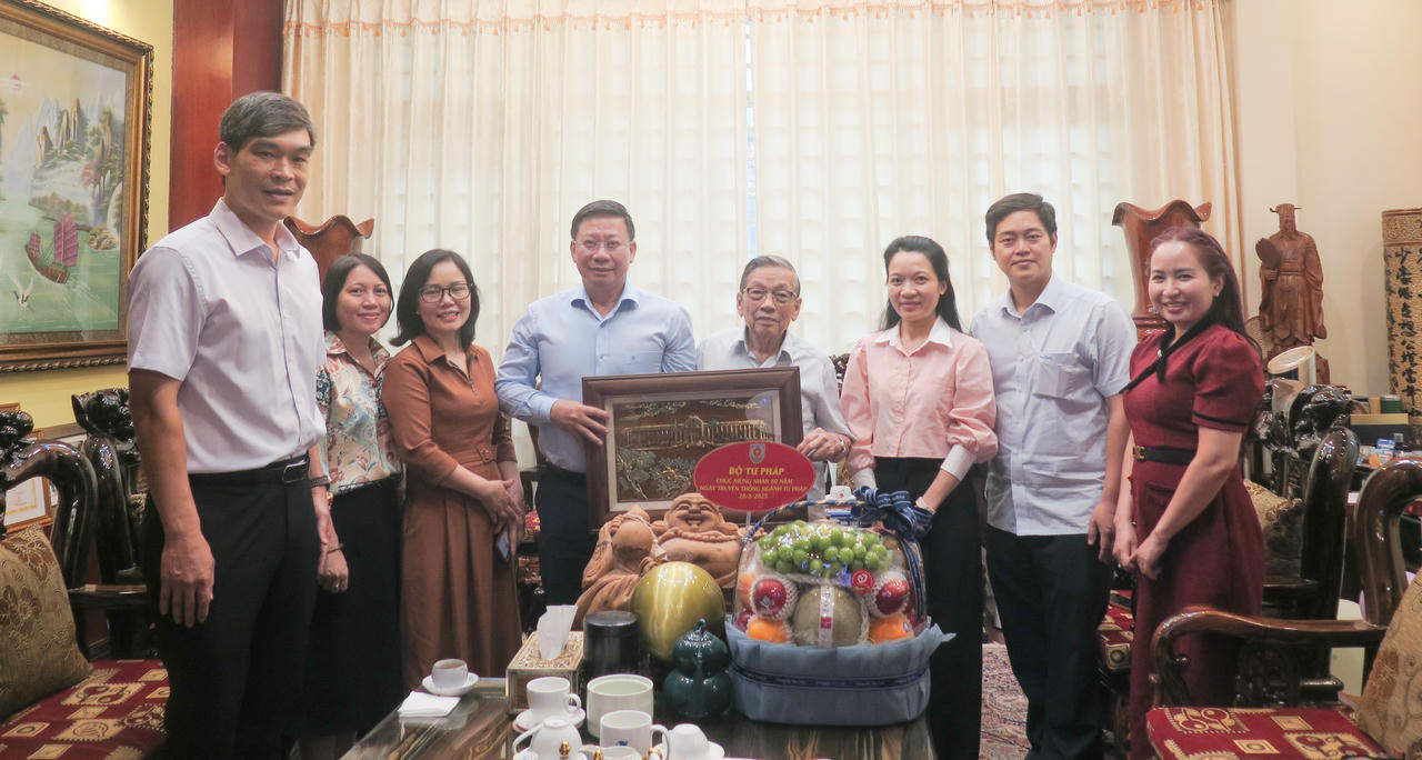 Thứ trưởng Nguyễn Thanh Ngọc c&ugrave;ng đo&agrave;n thăm, tặng qu&agrave; lưu niệm cho gia đ&igrave;nh Nguy&ecirc;n Thứ trưởng Nguyễn Văn Yểu