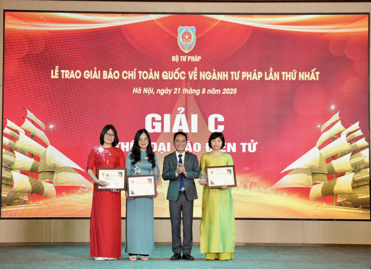 &Ocirc;ng Vũ Ho&agrave;i Nam - Tổng Bi&ecirc;n tập B&aacute;o Ph&aacute;p luật Việt Nam - Ph&oacute; trưởng ban tổ chức Giải - trao giấy chứng nhận v&agrave; biểu trưng cuộc thi cho c&aacute;c t&aacute;c giả đạt giải.