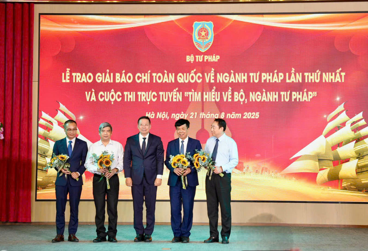 &Ocirc;ng Nguyễn Thanh Ngọc &ndash; Ủy vi&ecirc;n Ban Thường vụ Đảng ủy, Thứ trưởng Bộ Tư ph&aacute;p, Trưởng Ban Tổ chức Giải l&ecirc;n s&acirc;n khấu tặng hoa tri &acirc;n c&aacute;c th&agrave;nh vi&ecirc;n Ban Gi&aacute;m khảo.